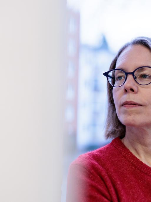 Ex-Oberstaatsanwältin Anne Brorhilker, Co-Geschäftsführerin der Bürgerbewegung Finanzwende e.V., steht in den Büroräumen des Vereins