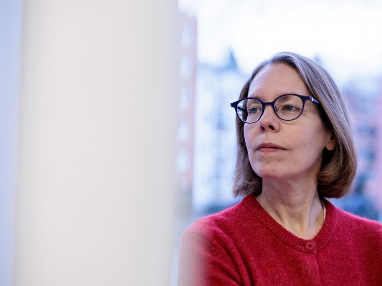 Ex-Oberstaatsanwältin Anne Brorhilker, Co-Geschäftsführerin der Bürgerbewegung Finanzwende e.V., steht in den Büroräumen des Vereins