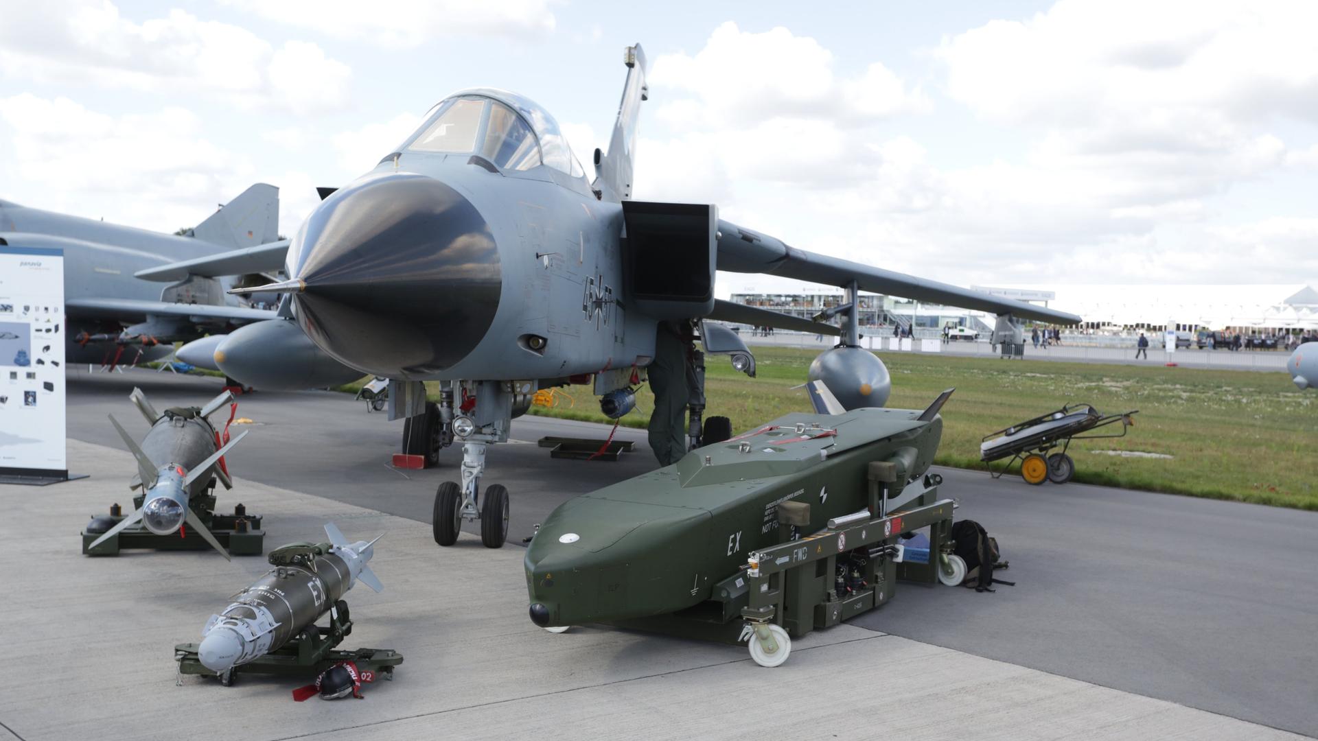 Ein Tornado, mit einem davor liegenden Luft-Boden-Marschflugkörper "Taurus", bei der Internationalen Luft- und Raumfahrtausstellung (ILA) auf dem Flughafen Berlin-Schönefeld.