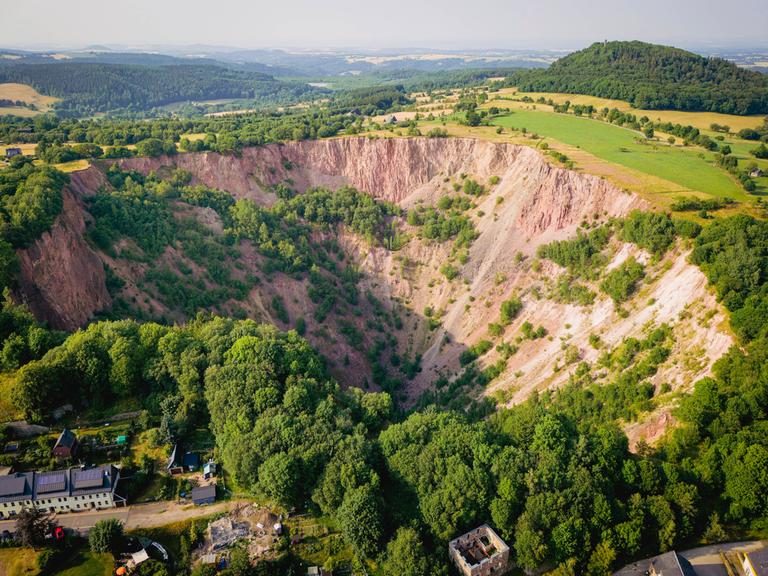 Die Altenberger Pinge (Erdvertiefung) im Erzgebirge.
