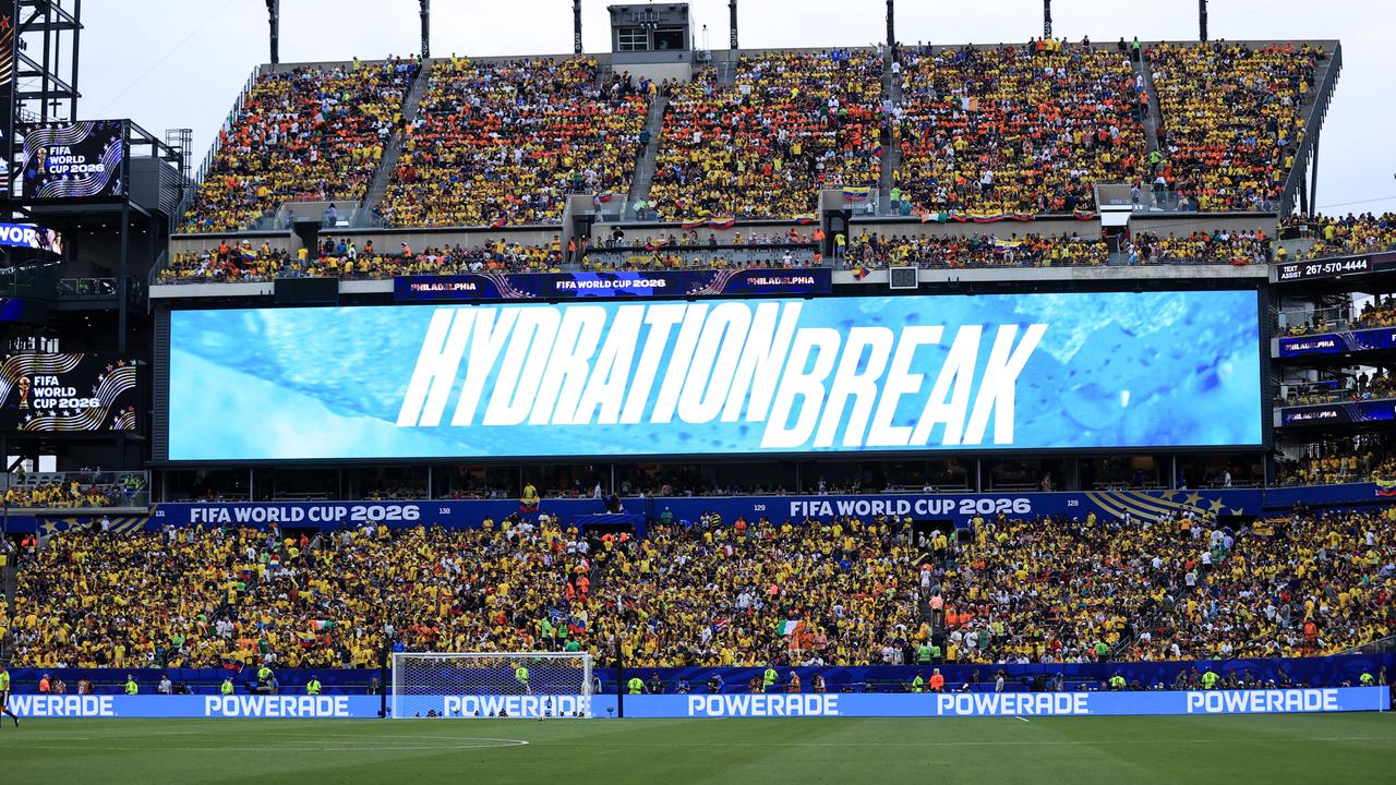 Zwischen Ober- und Unterrang in einem voll besetzten Stadion ist ein Riesenbanner mit dem Schriftzug "Hydration Break" zu sehen.