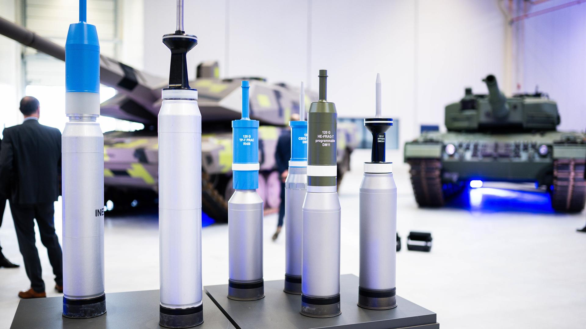 Panzer und Munition stehen in einer Halle.