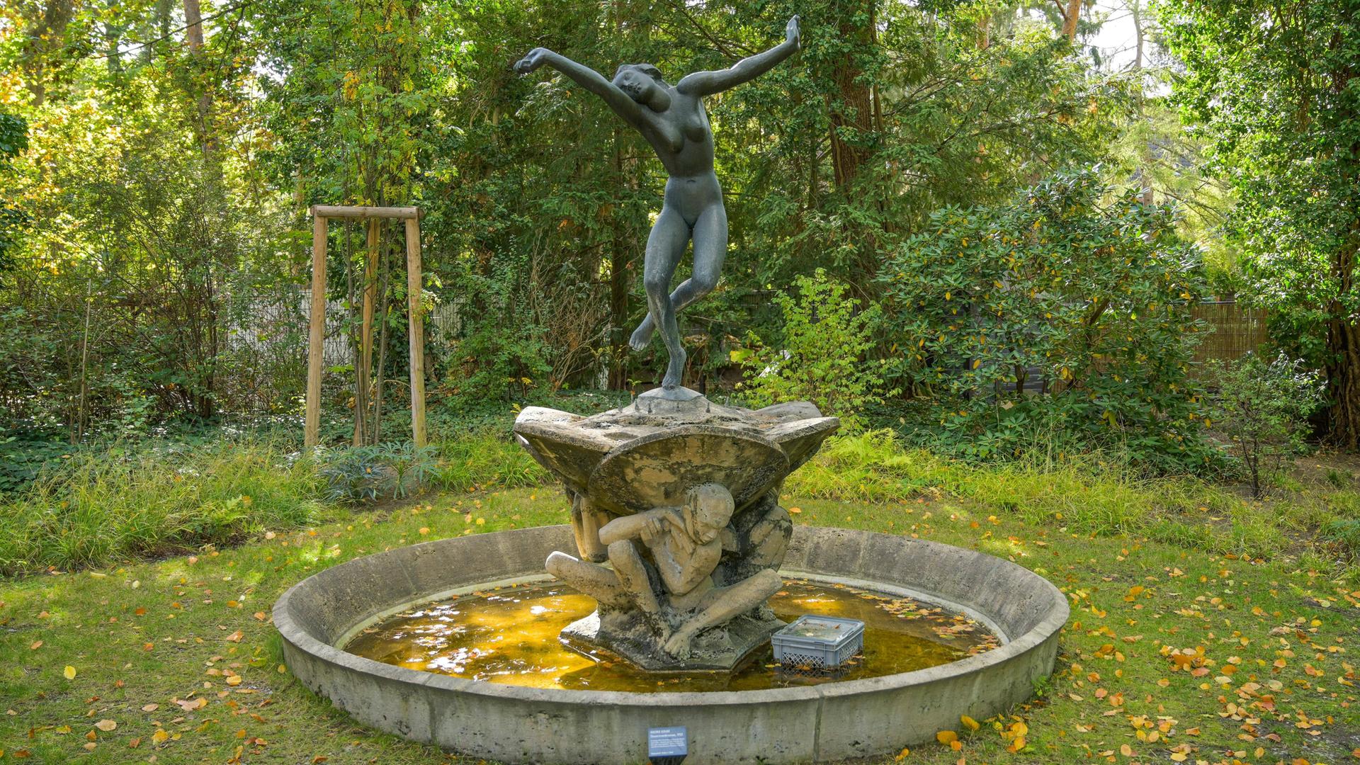 Der Tänzerinnenbrunnen im Garten des Georg Kolbe Museums Der Tänzerinnenbrunnen im Garten des Georg Kolbe Museums