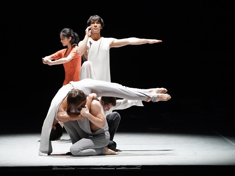 Balletttänzerinnen und Balletttänzer tanzen auf der Bühne der Staatsoper während der Fotoprobe zur Uraufführung des Balletts "Dona nobis pacemâ von John Neumeier. 