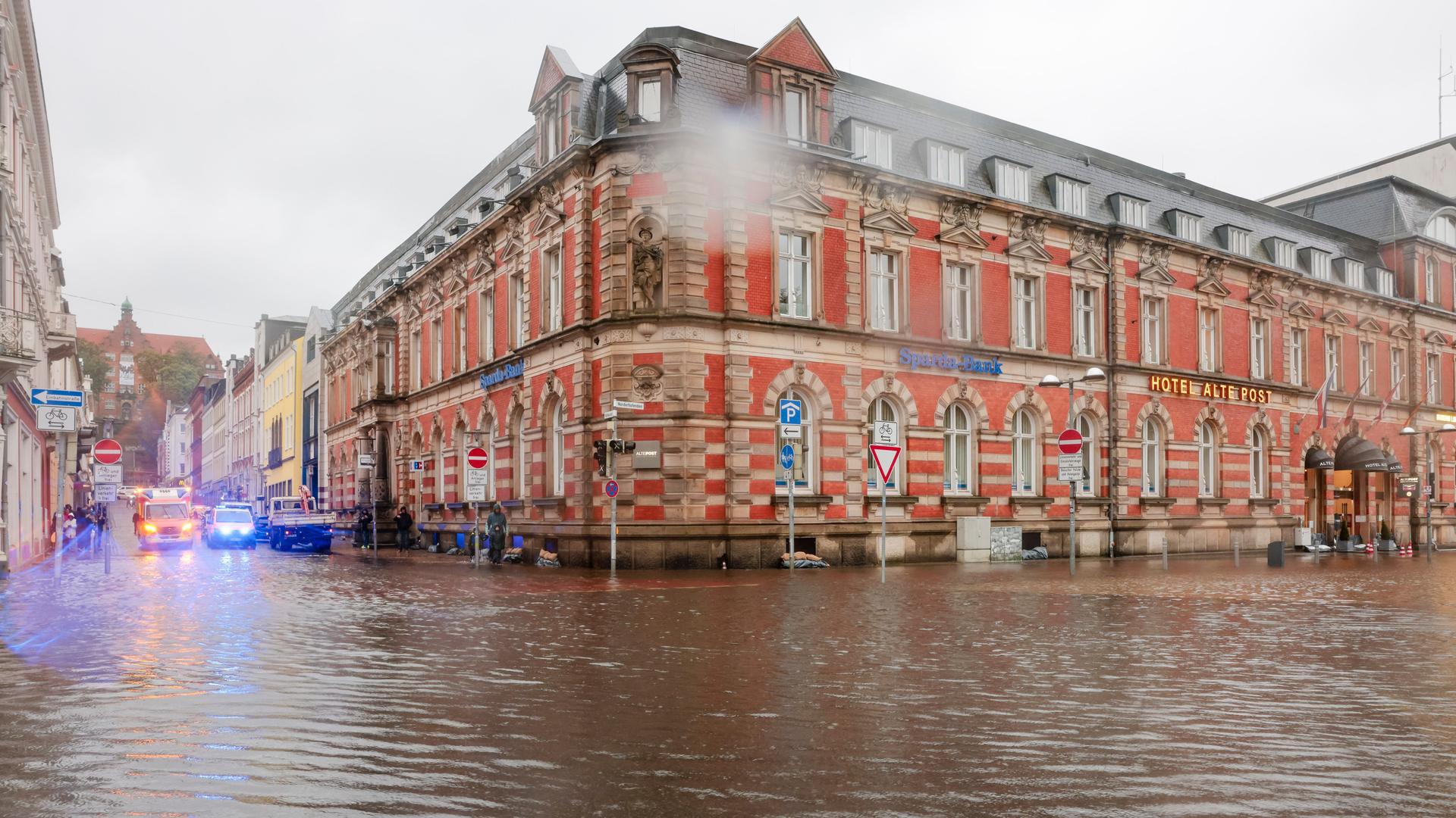 Die Straßen in der Innenstadt von Flensburg sind überflutet.