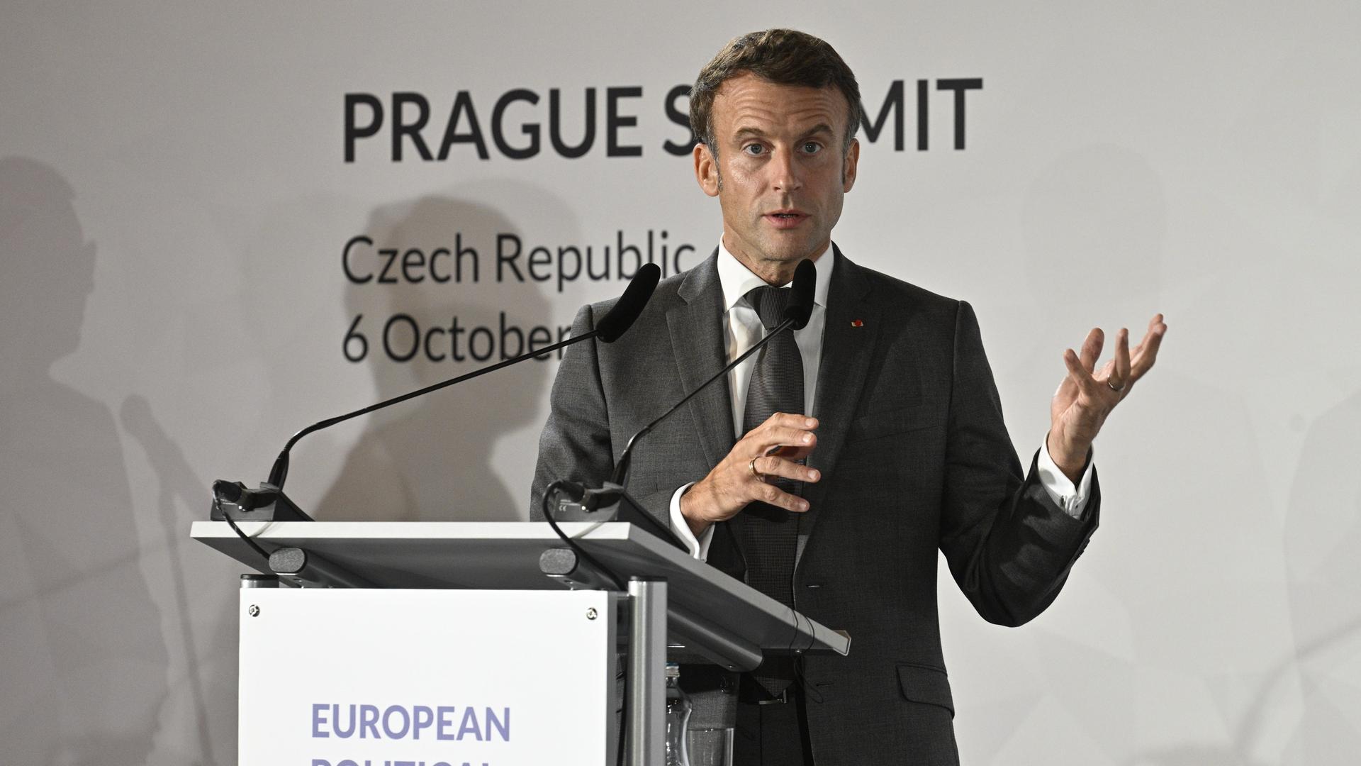 Frankreichs Staatspräsident Emmanuel Macron während der Pressekonferenz am Ende des Gründungstreffens der Europäischen Politischen Gemeinschaft in Prag am 6. Oktober 2022 
