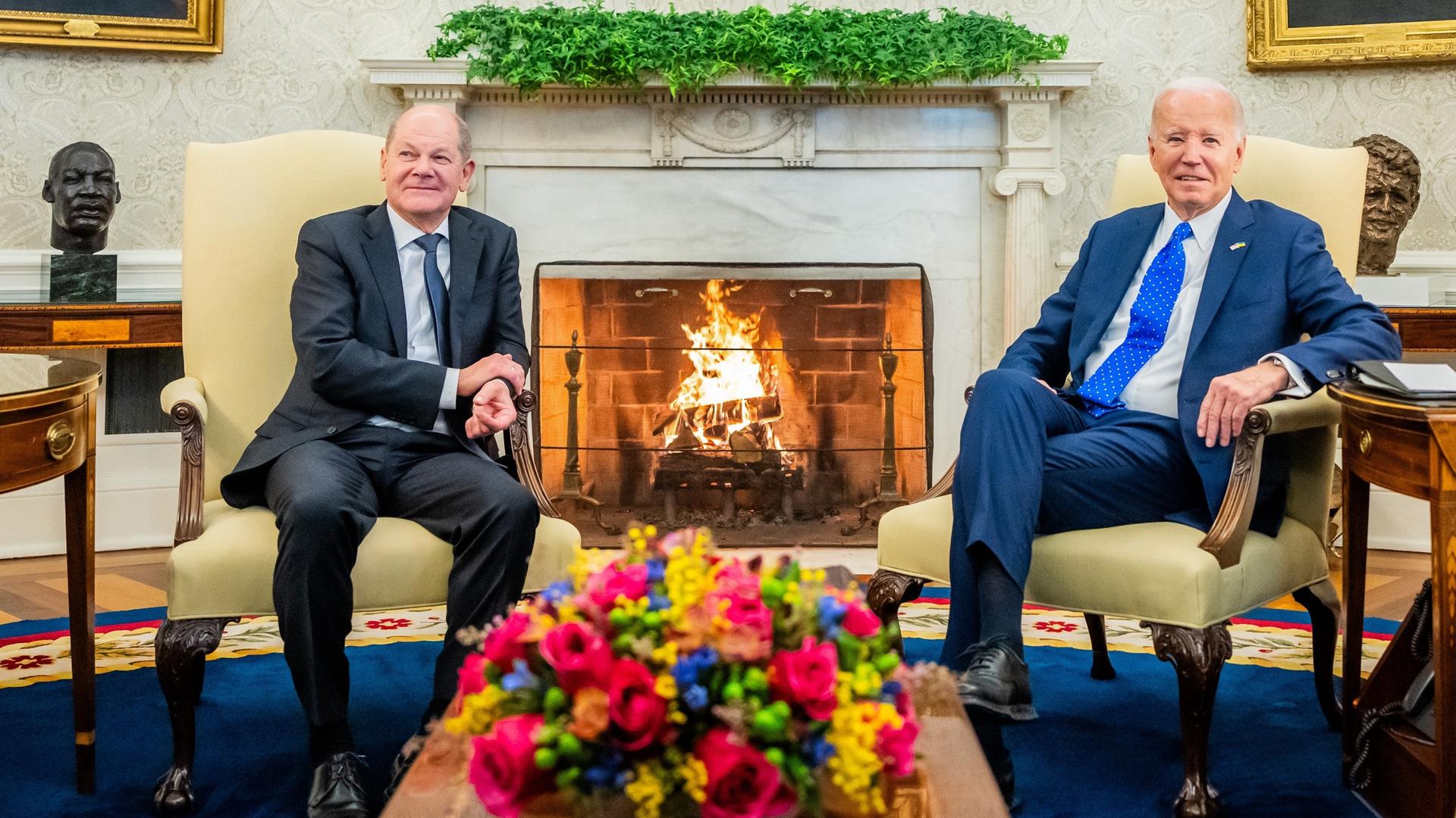 Bundeskanzler Olaf Scholz (SPD, l) sitzt neben US-Präsident Joe Biden bei einem Treffen im Oval Office im Weißen Haus. F