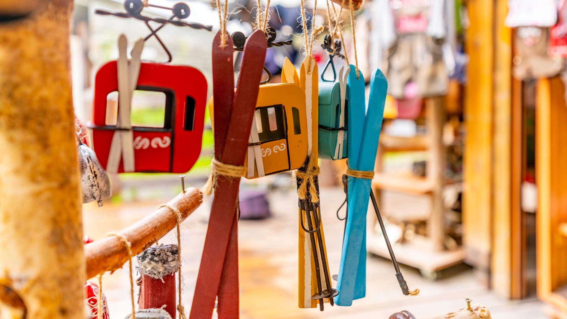 Souvenirs wie Ski und Skiaufzug-Wagen in einem Shop beim Krimml Wasserfall im Hohe Tauern Nationalpark im Salzburger Land.