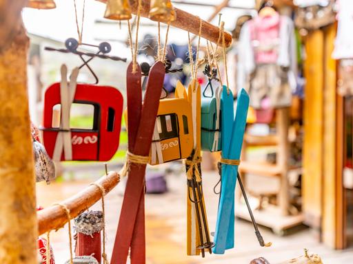 Souvenirs wie Ski und Skiaufzug-Wagen in einem Shop beim Krimml Wasserfall im Hohe Tauern Nationalpark im Salzburger Land.