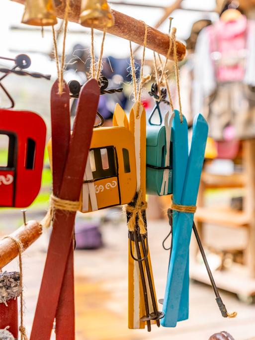 Souvenirs wie Ski und Skiaufzug-Wagen in einem Shop beim Krimml Wasserfall im Hohe Tauern Nationalpark im Salzburger Land.