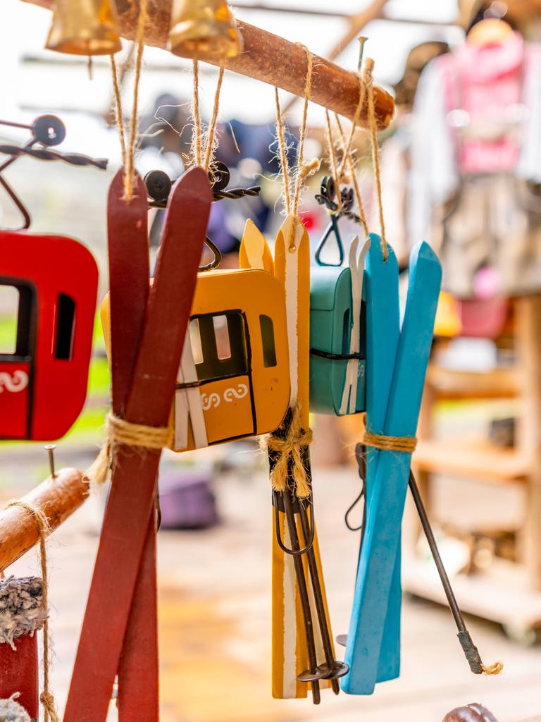 Souvenirs wie Ski und Skiaufzug-Wagen in einem Shop beim Krimml Wasserfall im Hohe Tauern Nationalpark im Salzburger Land.