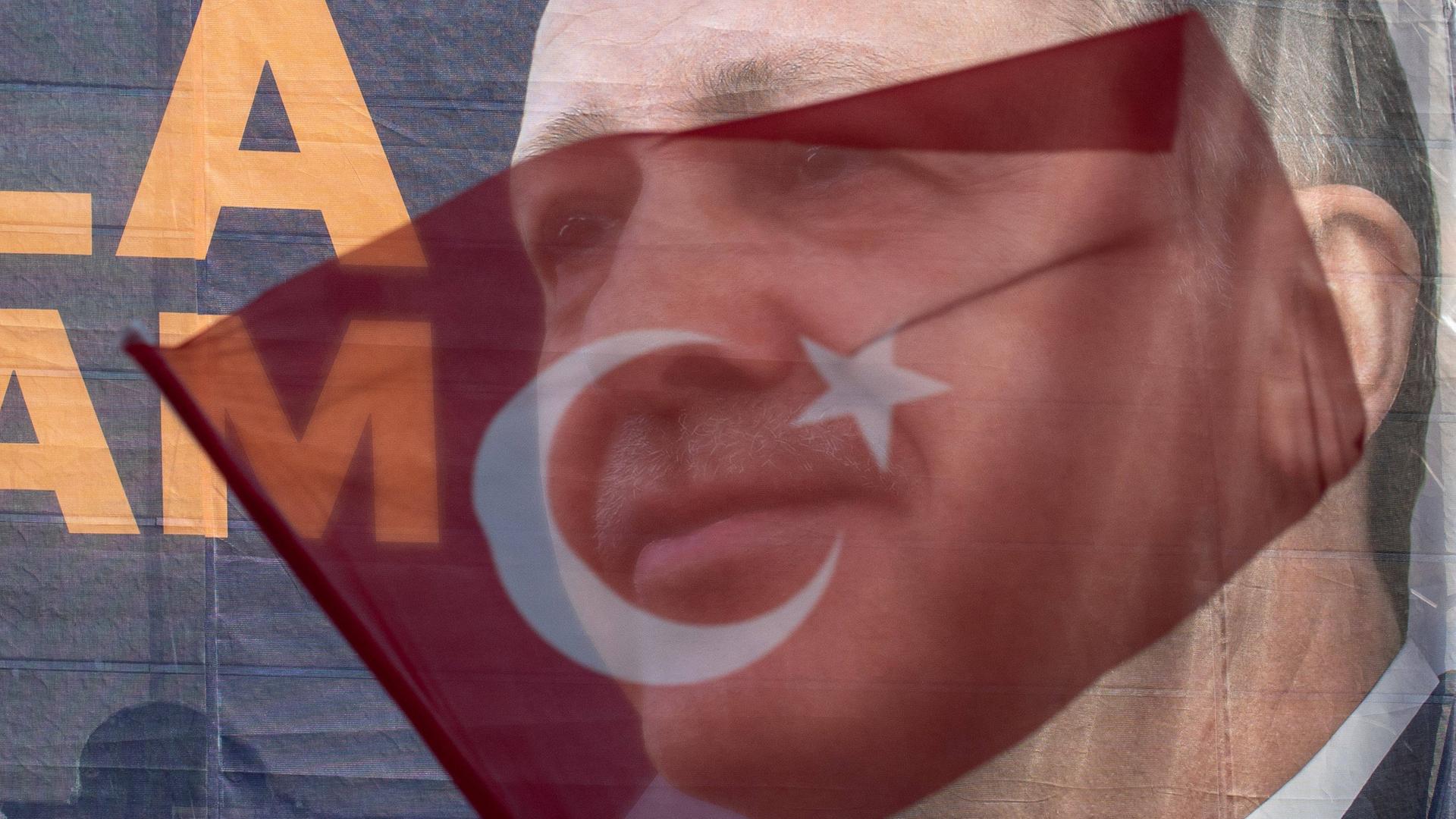Türkei-Flagge über dem Bild von Präsident Erdogan