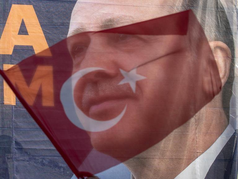 Türkei-Flagge über dem Bild von Präsident Erdogan