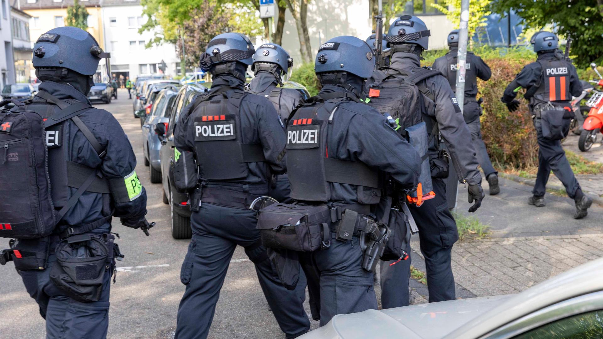 Polizisten sind an einem Berufskolleg in Essen im Einsatz. Polizisten sind an einem Berufskolleg in Essen im Einsatz.