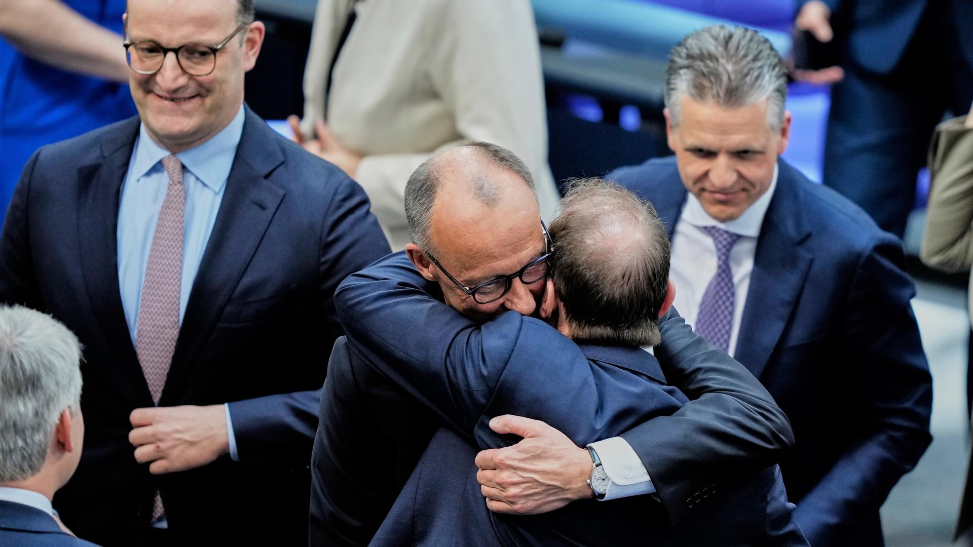 Der Vorsitzende der Christdemokraten Friedrich Merz umarmt Alexander Dobrindt von der CSU nach seiner Wahl zum neuen Bundeskanzler im Deutschen Bundestag im Reichstagsgebäude in Berlin. Der Vorsitzende der Christdemokraten Friedrich Merz umarmt Alexander Dobrindt von der CSU nach seiner Wahl zum neuen Bundeskanzler im Deutschen Bundestag im Reichstagsgebäude in Berlin.