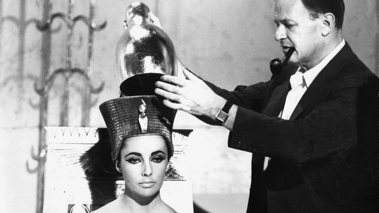 Regisseur Joseph L  Mankiewicz und  Elizabeth Taylor, 1963  am Set des  Monumentalfilms "" Kleopatra."