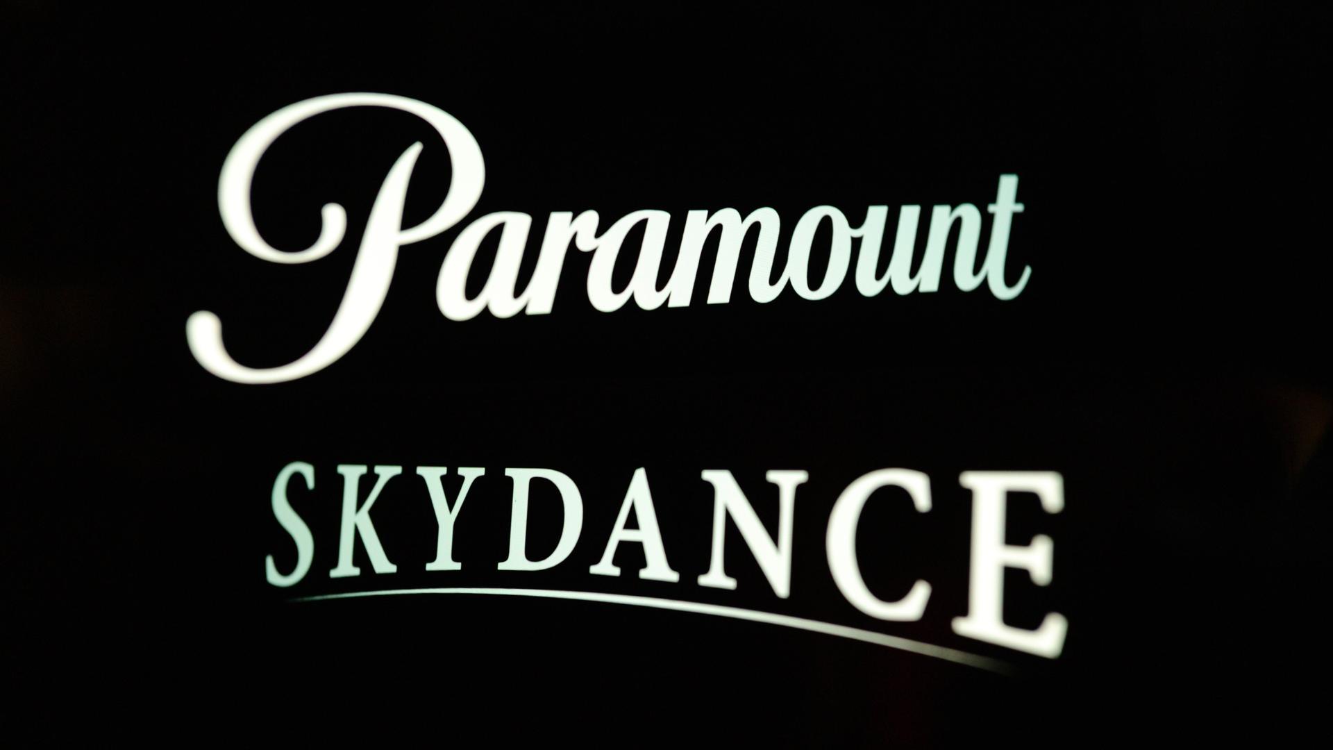 Die Schriftzüge von Paramount und Skydance untereinander in weiß auf schwarzem Hintergrund