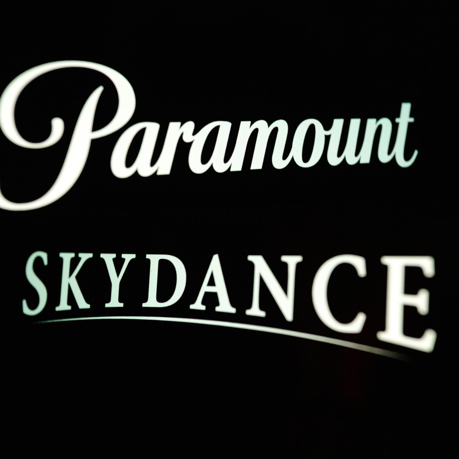 Die Schriftzüge von Paramount und Skydance untereinander in weiß auf schwarzem Hintergrund