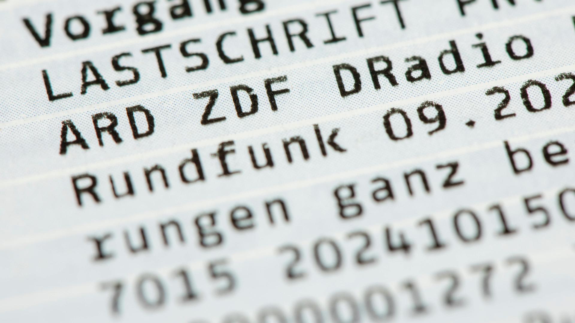 Kontoauszug mit der Lastschrift für den Rundfunkbeitrag für ARD, ZDF und Deutschlandradio