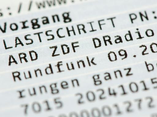 Kontoauszug mit der Lastschrift für den Rundfunkbeitrag für ARD, ZDF und Deutschlandradio