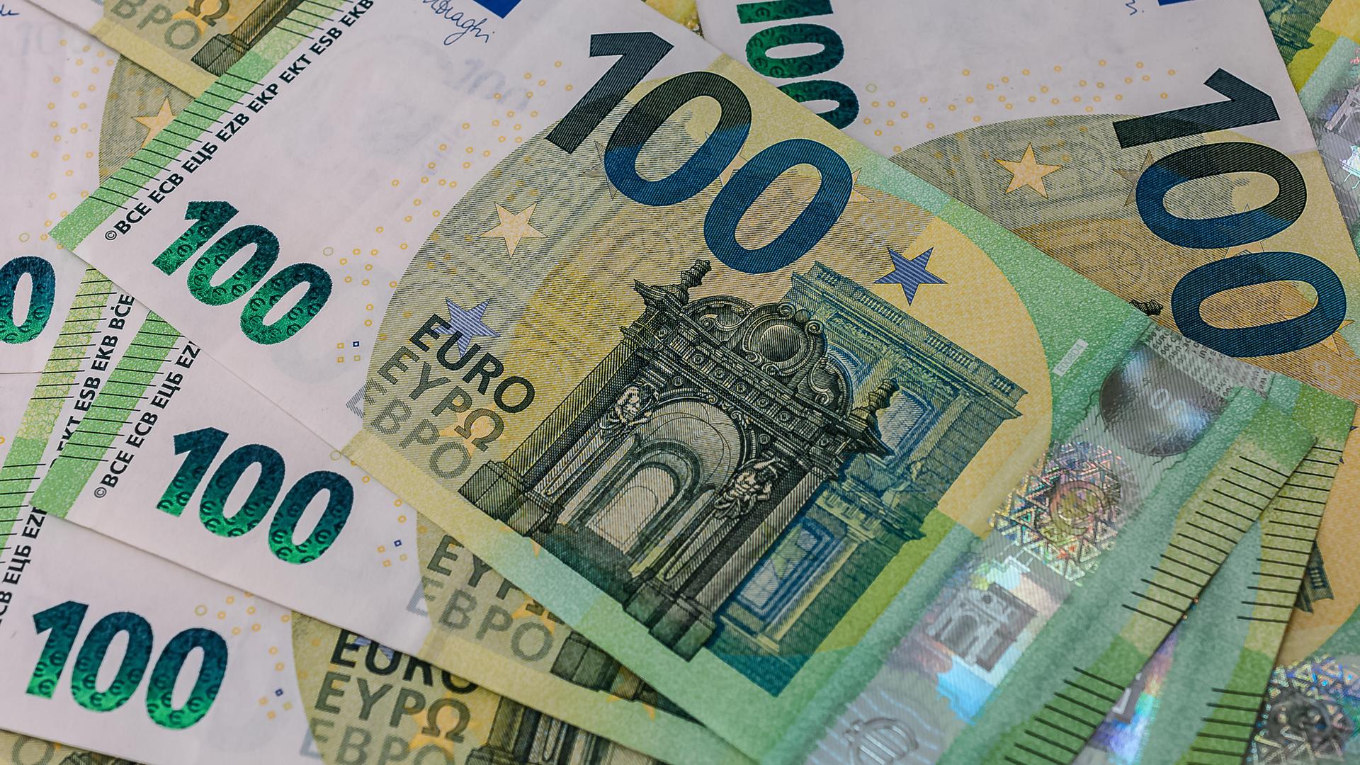 Mehrere Hundert-Euro-Scheine liegen auf einem Tisch. Mehrere Hundert-Euro-Scheine liegen auf einem Tisch.