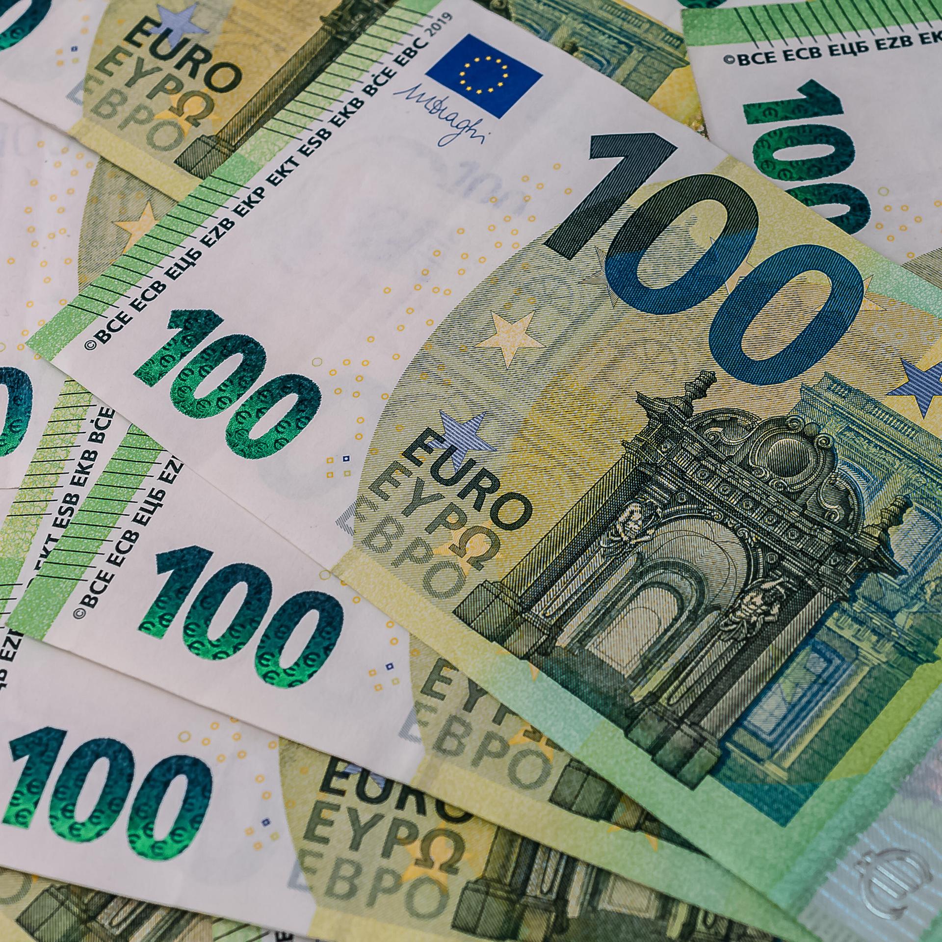 Mehrere Hundert-Euro-Scheine liegen auf einem Tisch.