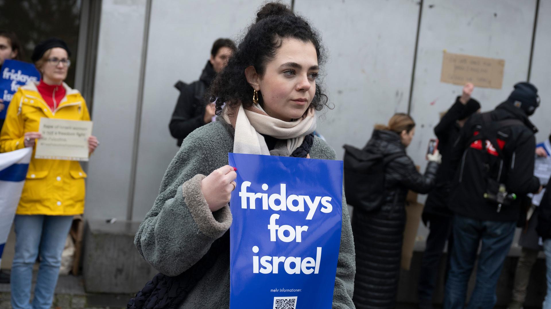 Hanna Veiler, Präsidentin der Jüdischen Studierendenunion Deutschlands (JSUD), bei einer Demonstration von "Fridays for Israel"! vor dem Eingang der Mensa der Freien Universität Berlin