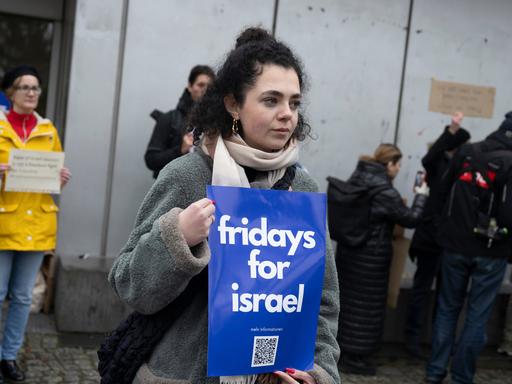 Hanna Veiler, Präsidentin der Jüdischen Studierendenunion Deutschlands (JSUD), bei einer Demonstration von "Fridays for Israel"! vor dem Eingang der Mensa der Freien Universität Berlin