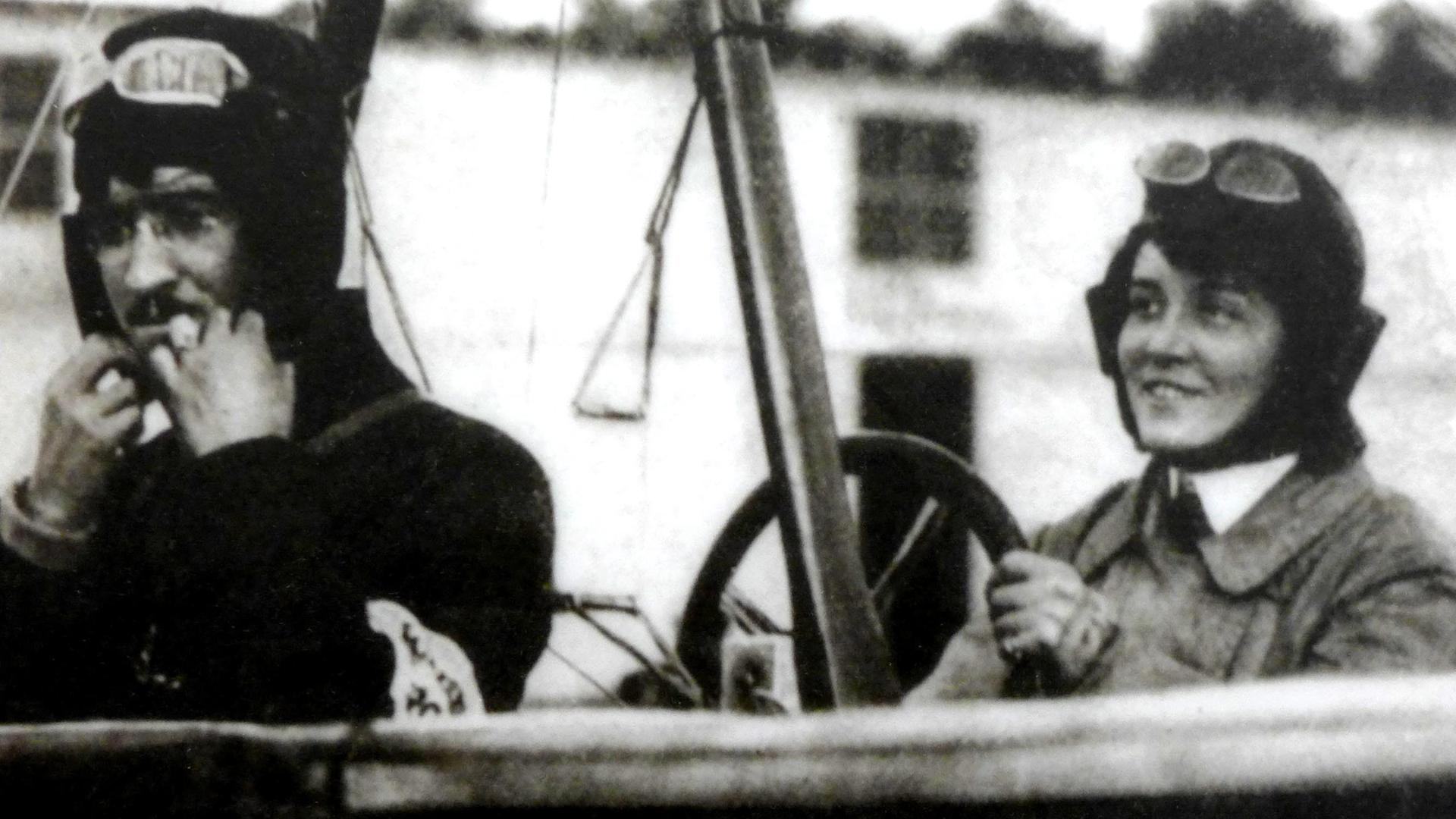 Foto von Melli Beese, Deutschlands erste Pilotin und Motorfliegerin, mit dem Flieger Robert Gsell 