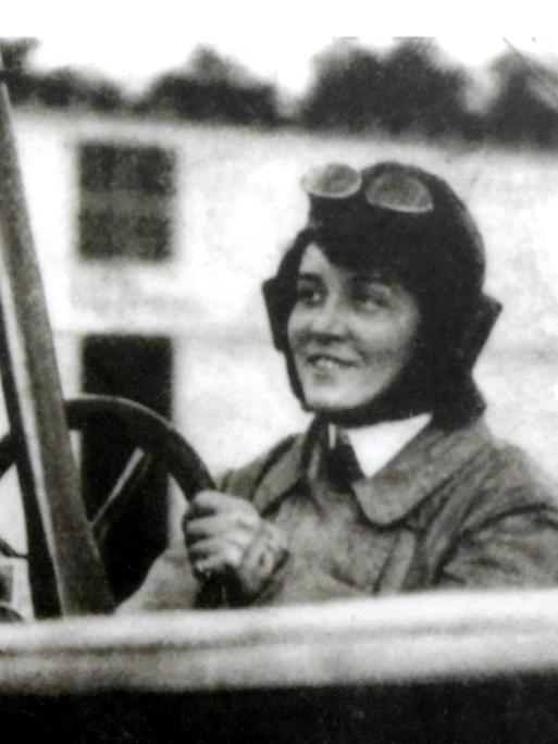 Foto von Melli Beese, Deutschlands erste Pilotin und Motorfliegerin, mit dem Flieger Robert Gsell 