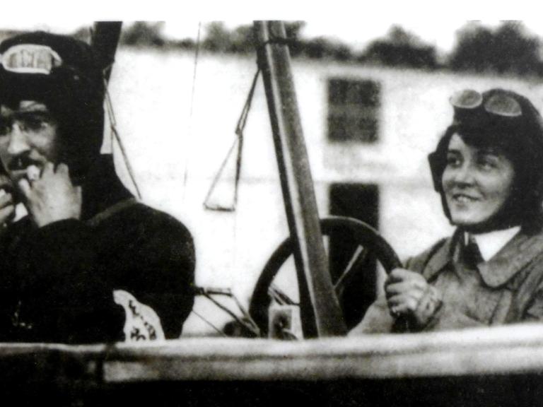 Foto von Melli Beese, Deutschlands erste Pilotin und Motorfliegerin, mit dem Flieger Robert Gsell 