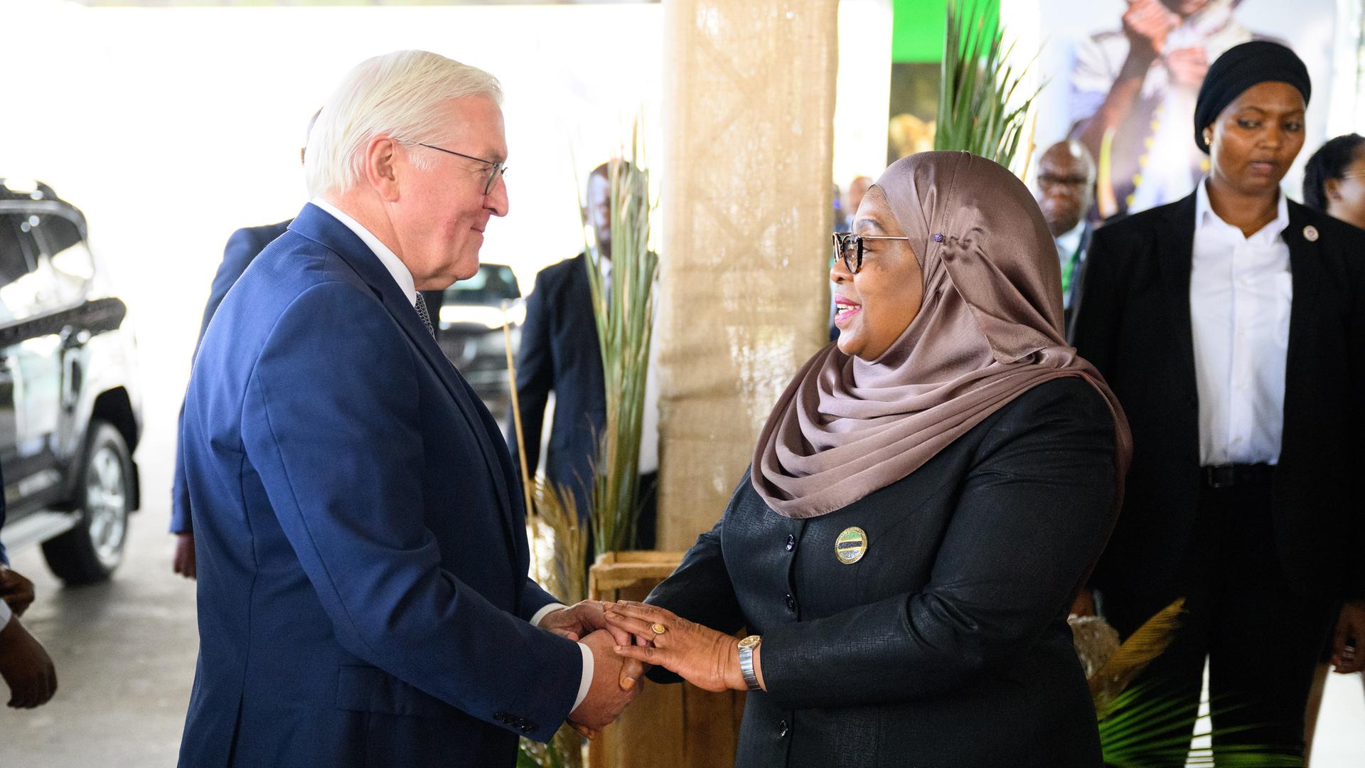 Bundespräsident Frank-Walter Steinmeier und Samia Suluhu Hassan, die Präsidentin von Tansania, schütteln sich die Hände. Bundespräsident Frank-Walter Steinmeier und Samia Suluhu Hassan, die Präsidentin von Tansania, schütteln sich die Hände.