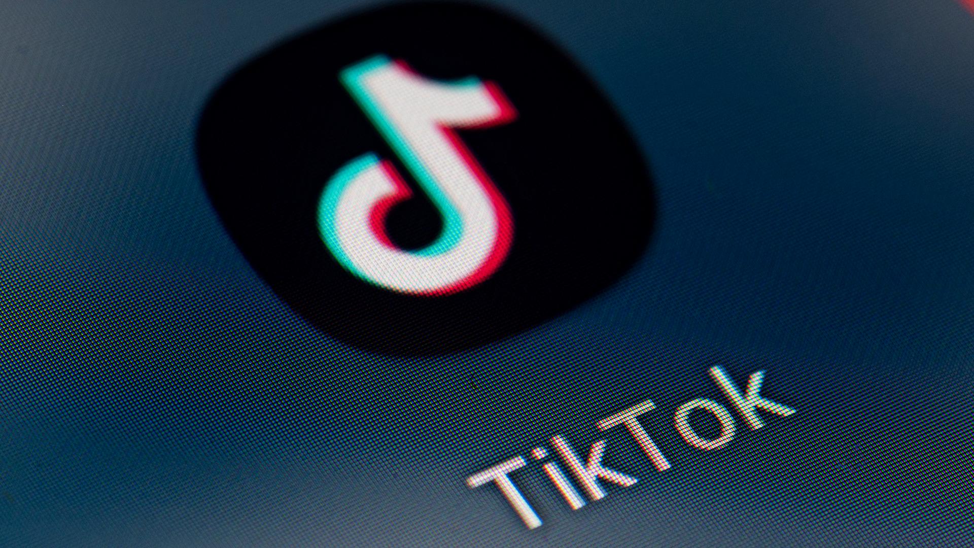Auf dem Bildschirm eines Smartphones sieht man das Icon der App TikTok.
