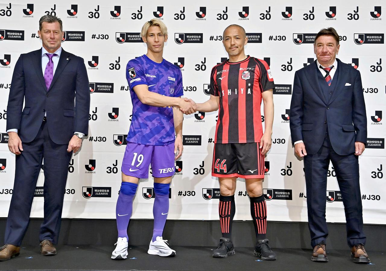Michael Skibbe (v.li.n.re.), sein Spieler Sho Sasaki, Hokkaido Consadole Sapporos Spieler Shinji Ono und dessen Trainer Michael Petrovic posieren für ein Foto in Tokio. 
