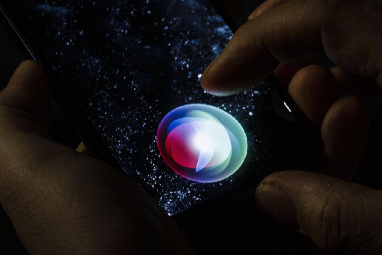 Das Logo der Spracherkennungssoftware Siri (Speech Interpretation and Recognition Interface) wird auf einem Smartphone angezeigt.