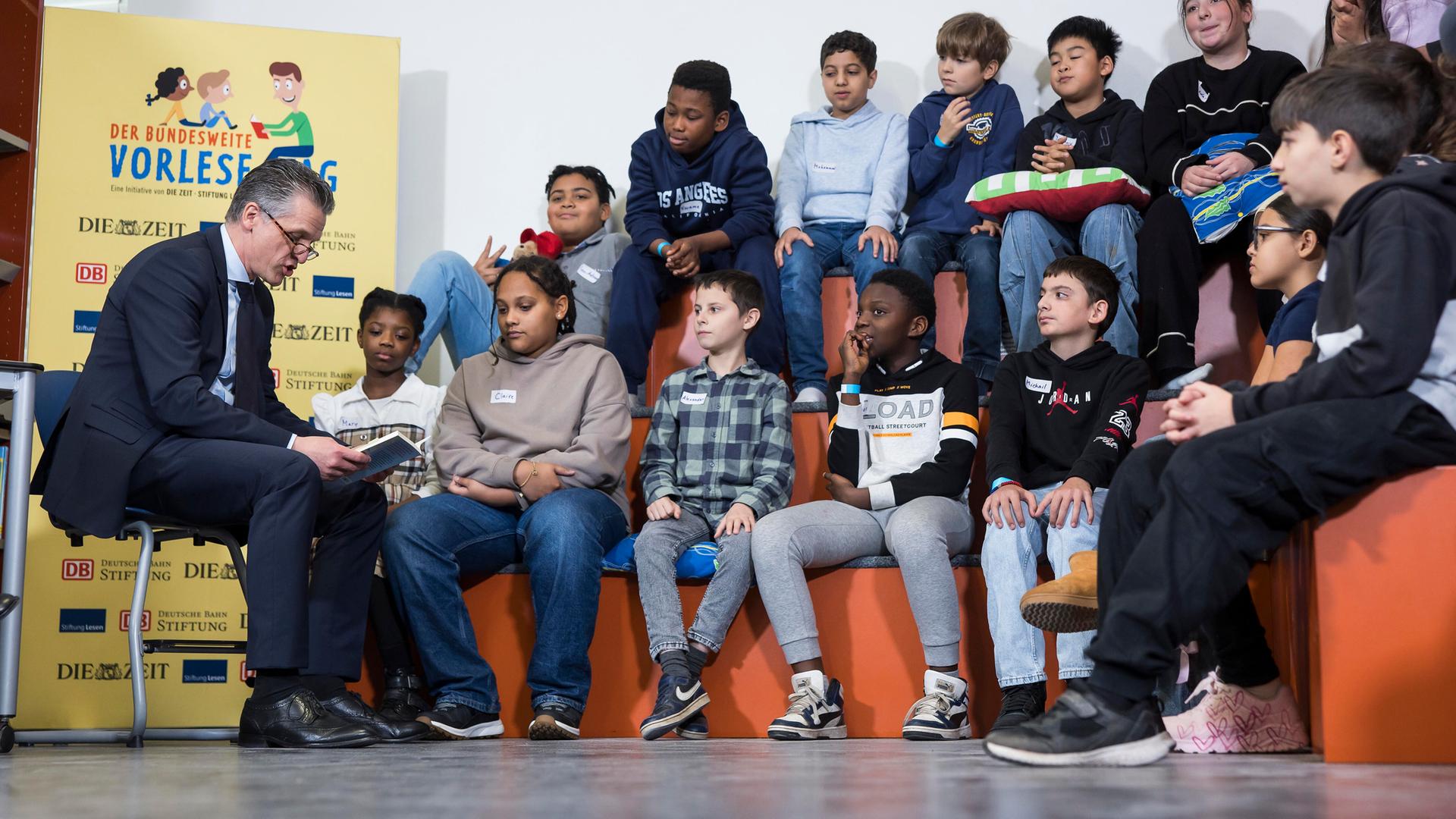 Thorsten Frei, Chef des Bundeskanzleramtes, liest das Buch "Die Flaschenpost" von Klaus Kordon beim bundesweiten Vorlesetag in der Berliner Robert-Reinick-Grundschule am 21.11.2025.