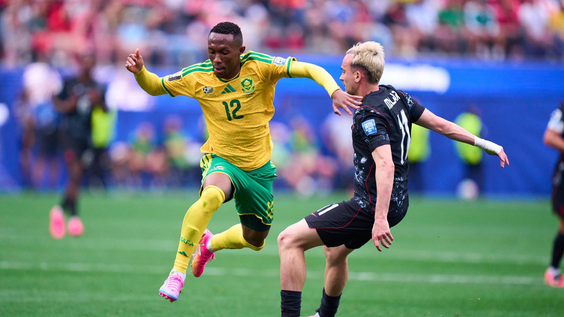 Im ersten Spiel der K.O Runde kämpfen Thapelo Maseko und Liam Milarr um den Ball