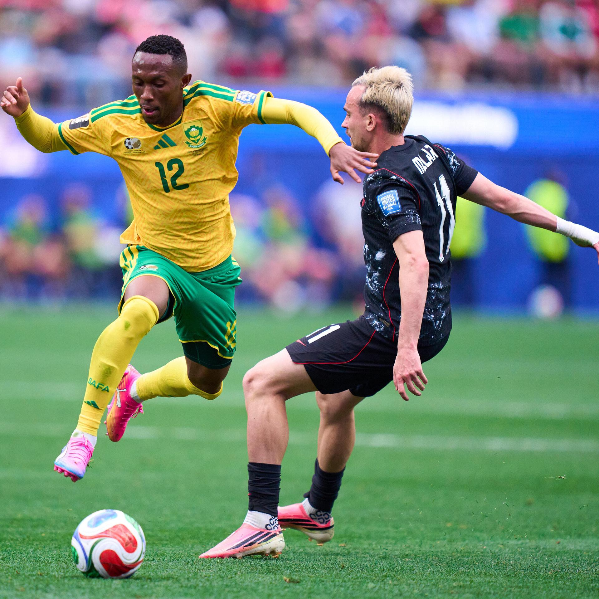 Im ersten Spiel der K.O Runde kämpfen Thapelo Maseko und Liam Milarr um den Ball