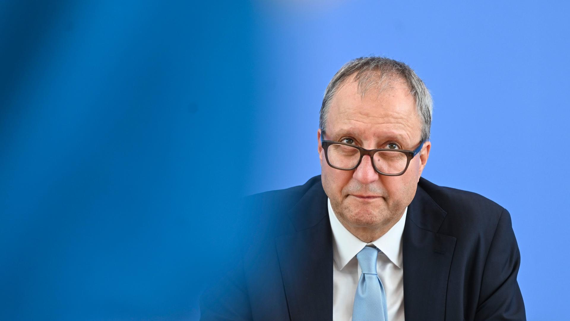Andreas Voßkuhle blickt bei einer Pressekonferenz über seine Brillengläser nach oben. Er trägt eine hellblaue Krawatte zum dunkelblauen Anzug. Andreas Voßkuhle blickt bei einer Pressekonferenz über seine Brillengläser nach oben. Er trägt eine hellblaue Krawatte zum dunkelblauen Anzug.