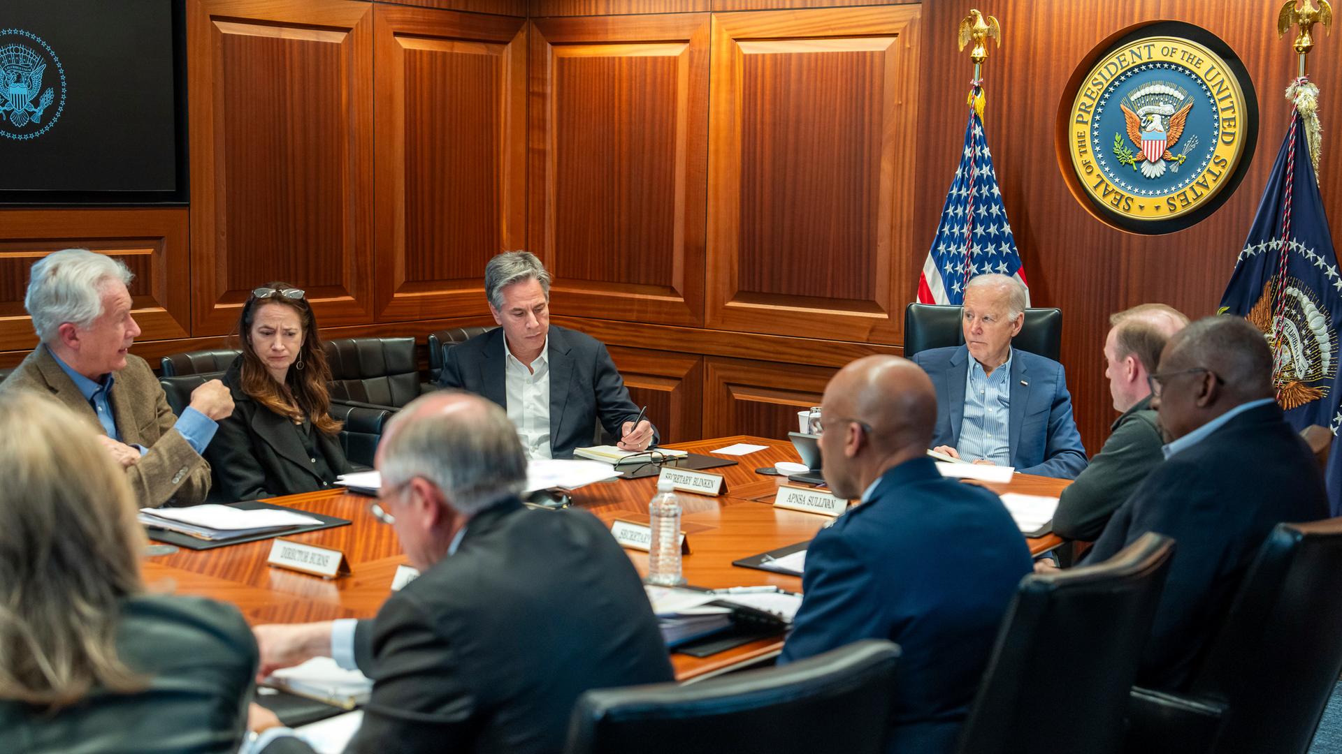US-Präsident Biden und die Mitglieder seines Sicherheits-Teams sitzen im Lageraum des Weißen Hauses.