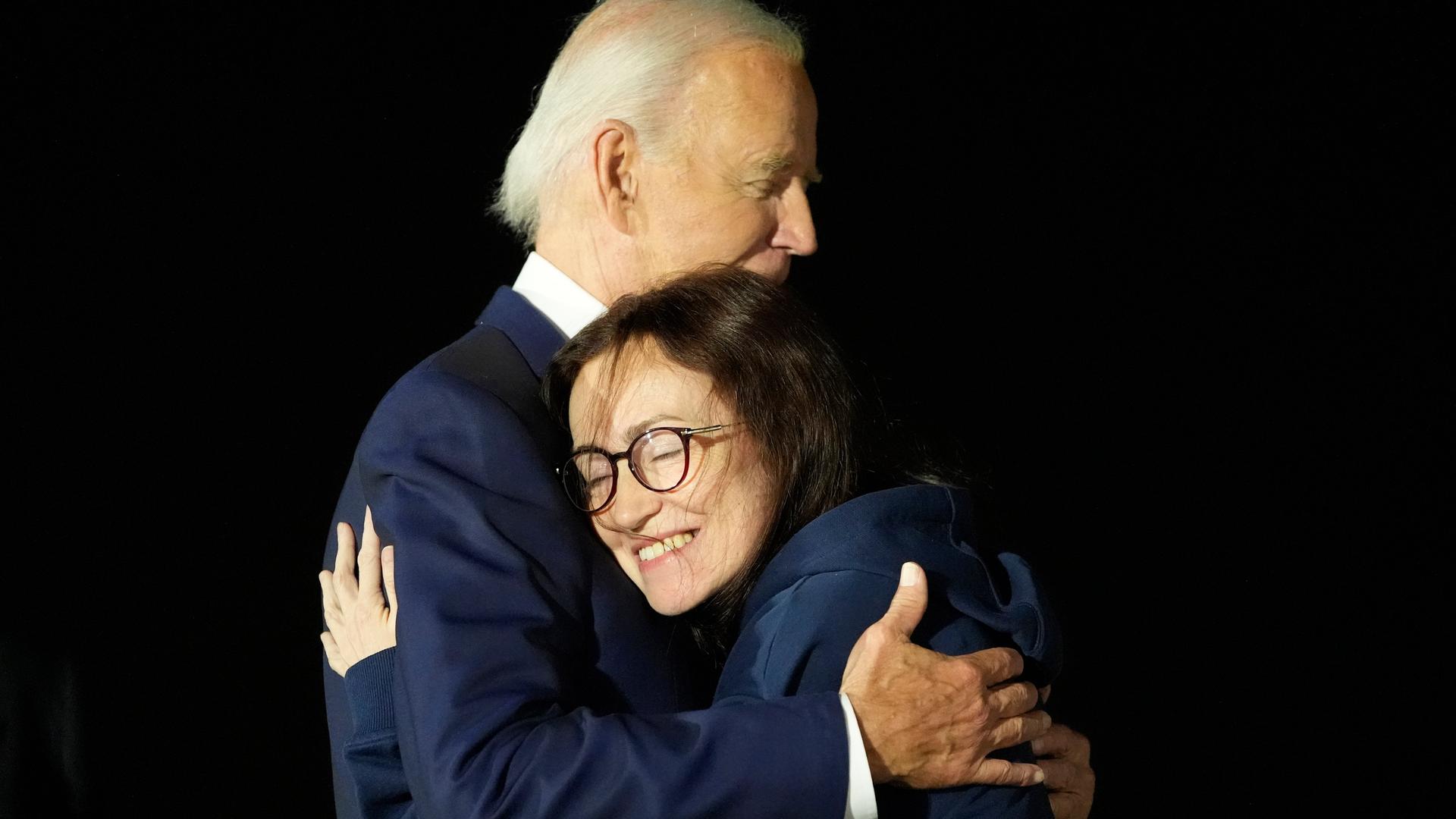 US-Präsident Biden und die Journalistin Alsu Kurmasheva umarmen sich innig.