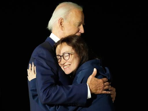 US-Präsident Biden und die Journalistin Alsu Kurmasheva umarmen sich innig.