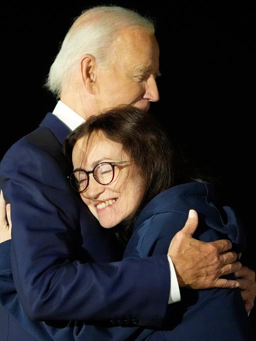 US-Präsident Biden und die Journalistin Alsu Kurmasheva umarmen sich innig.