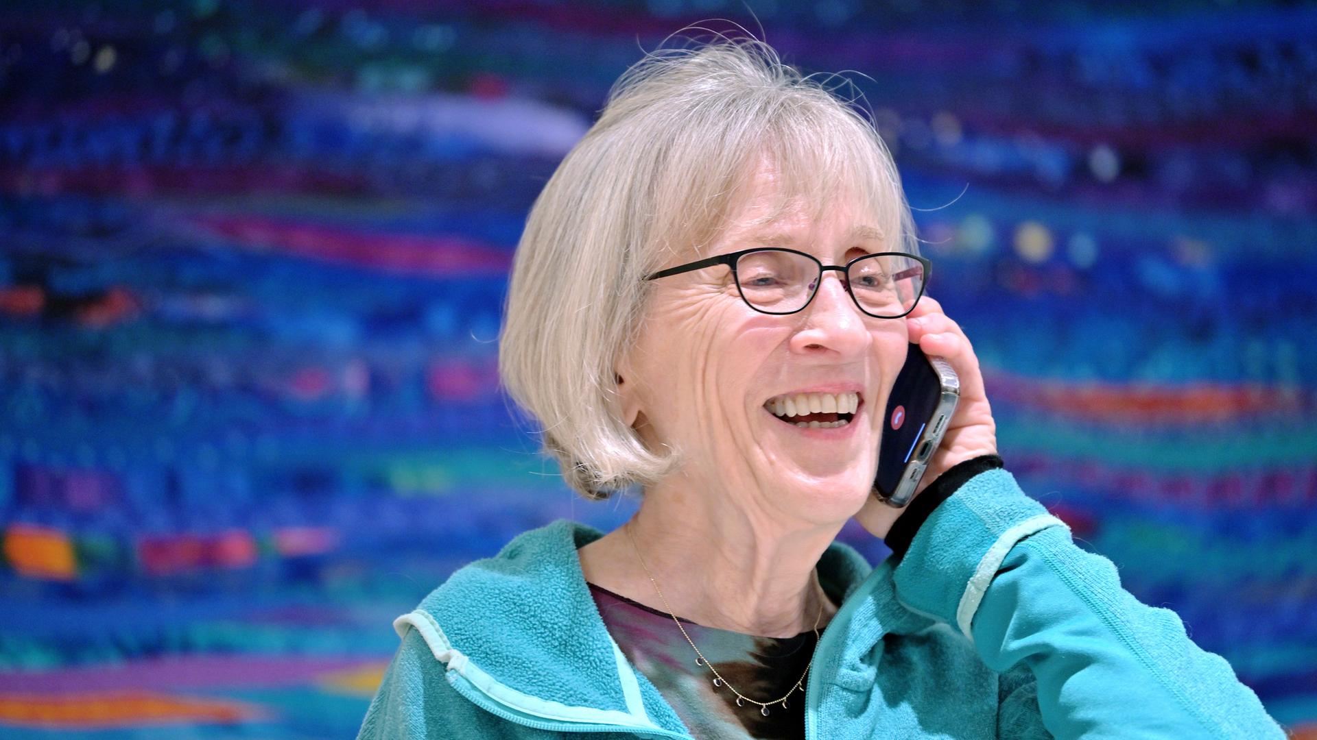 Claudia Goldin spricht am Telefon mit einem Reporter, nachdem sie mit dem Nobelpreis für Wirtschaft geehrt wurde.