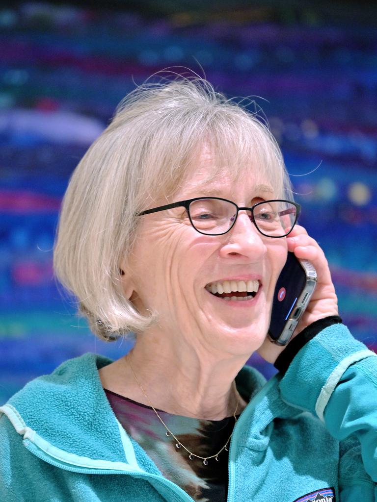 Claudia Goldin spricht am Telefon mit einem Reporter, nachdem sie mit dem Nobelpreis für Wirtschaft geehrt wurde.