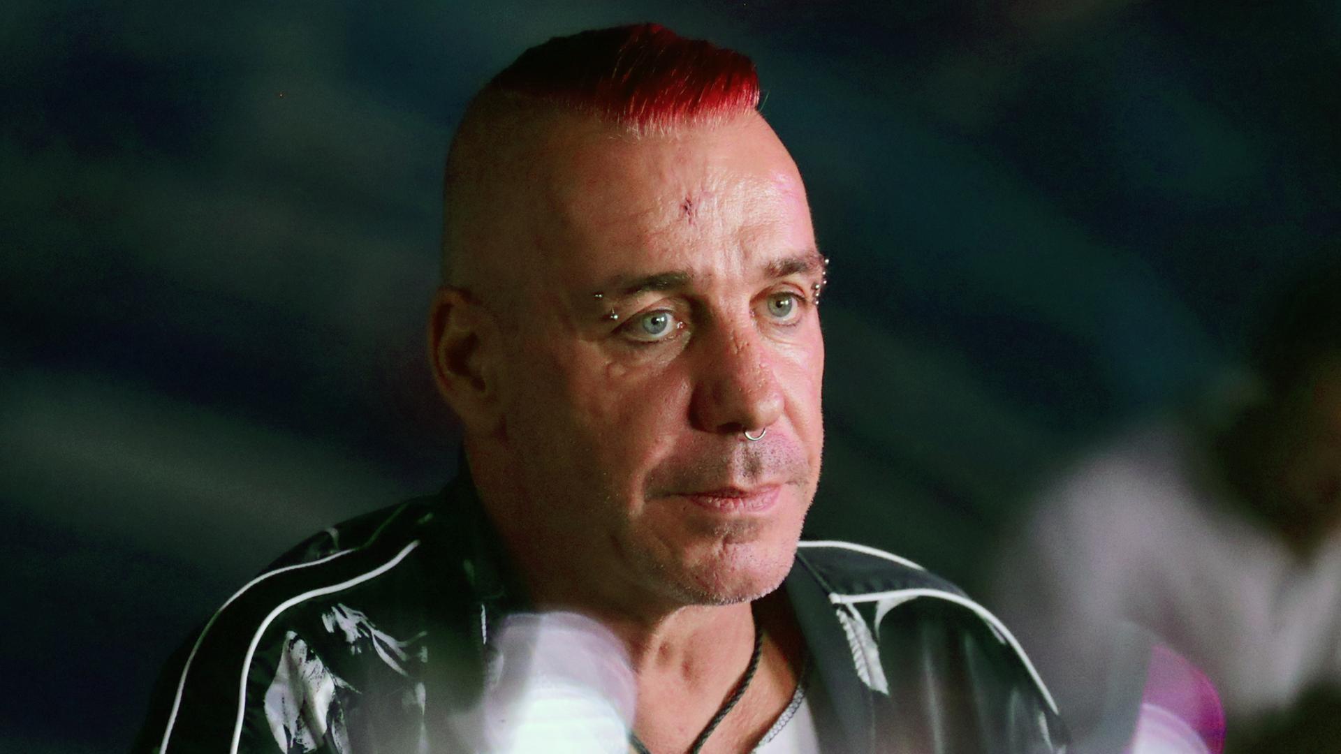 Till Lindemann trägt diverse Gesichtspiercing und pink gefärbte Haare