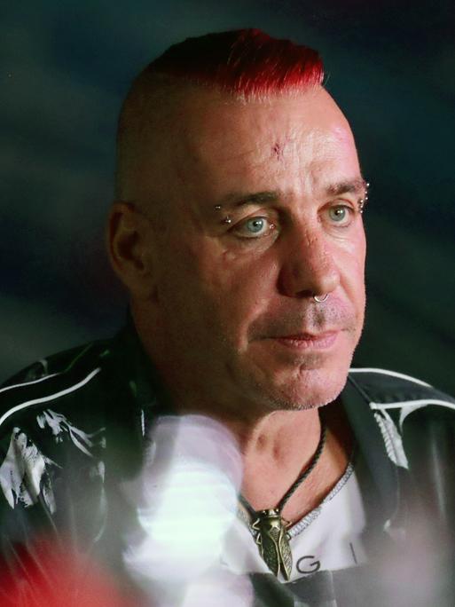 Till Lindemann trägt diverse Gesichtspiercing und pink gefärbte Haare