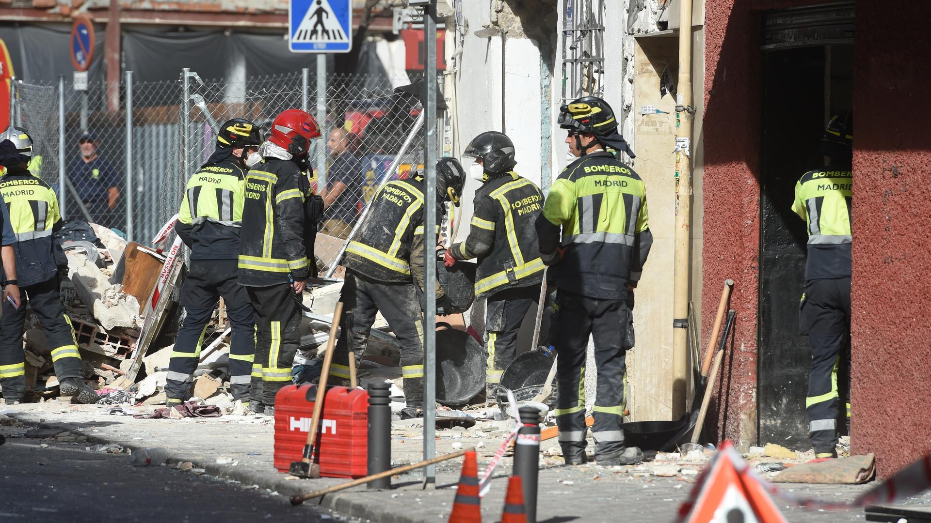 Helfer im Einsatz nach einer Explosion in einem Wohn- und Geschäftshaus in Madrid 