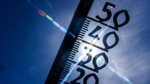 Ein Thermometer zeigt 30 Grad  Celsius. 