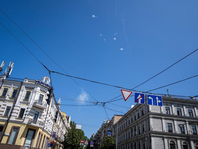 Weißer Rauch ist während eines russischen Luftangriffs am Himmel der ukrainischen Hauptstadt Kiew zu sehen.